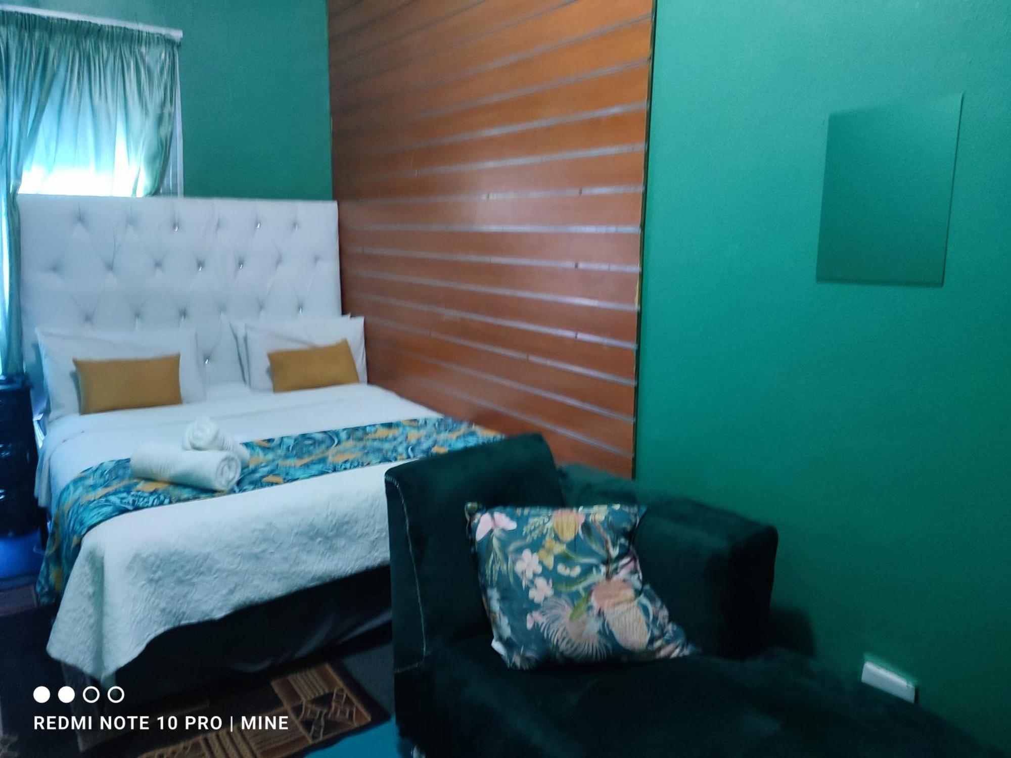 The Croc Guest House Springs  Exterior photo