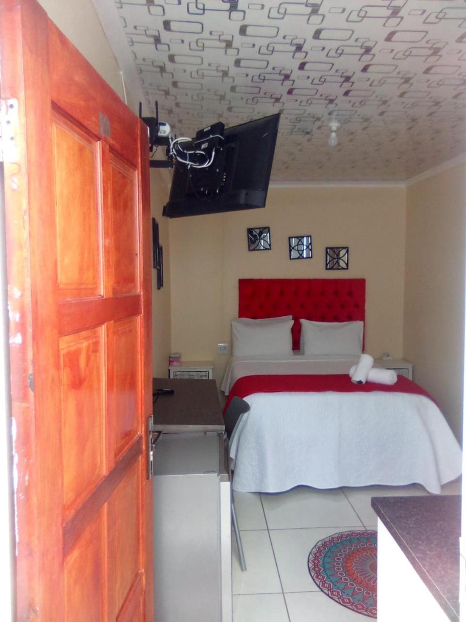 The Croc Guest House Springs  Exterior photo